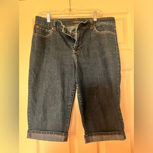 Women’s Nine West capris, size 12, 14 in seam.
